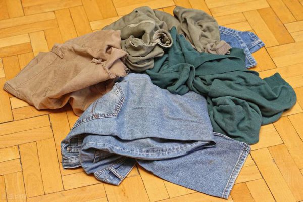 一件衣服大概多重kg