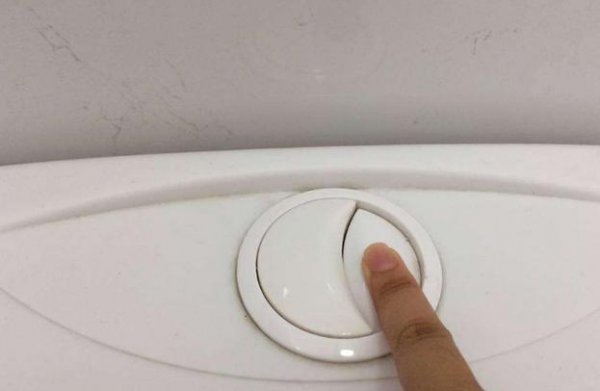 马桶按钮按下去发空不出水还一直响，还有滴滴答答的声音怎样修