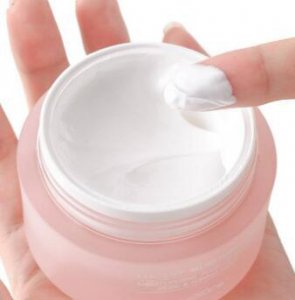 素颜霜和粉底液哪个对皮肤好点 素颜霜可以代替粉底液吗