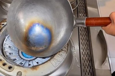 旧铁锅第二次开锅怎么开 已用过的铁锅怎么才能不粘