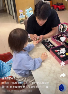 杜淳为女儿做美甲戴耳环 3岁蛋饺被打扮得珠光宝气 白白嫩嫩像妈妈
