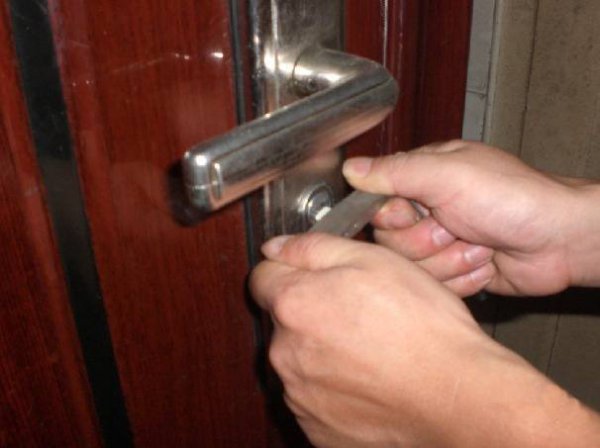 家里卧室房间门反锁了在里面打不开怎么办