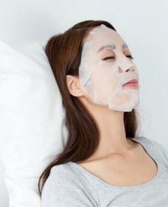 敷面膜之前要用爽肤水吗？什么牌子的面膜补水又美白？