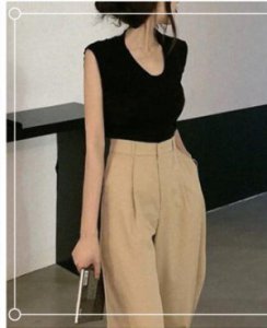卡其色裤子配什么颜色上衣？配黑色最高级最显气质
