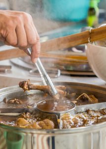 火锅酱油蘸料怎么做 酱油鸡火锅的做法步骤图文展示