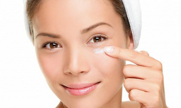 更年期的女性如何减少眼部干纹？
