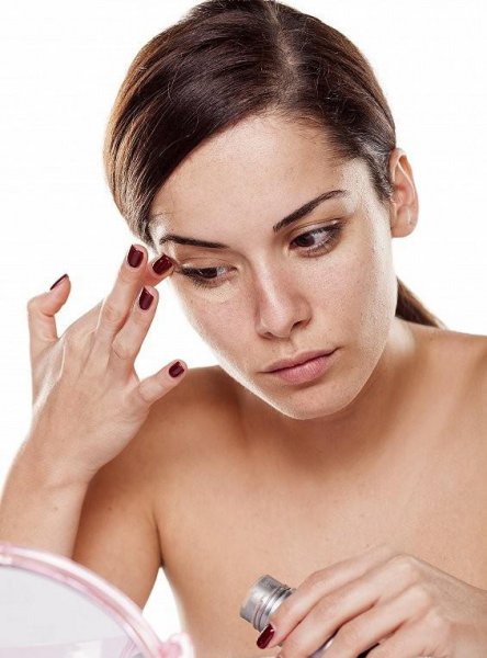 更年期的女性如何减少眼部干纹？