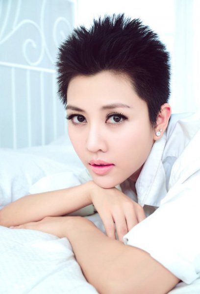 中性女孩子剪的极短头发造型 养眼帅气的女孩子短发图片 