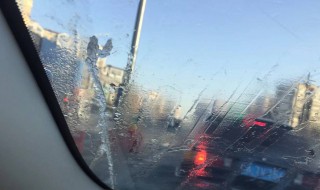 车窗结冰可以用热水吗 车窗除雪可以用热水吗