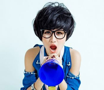 戴眼镜萌妹子适合短发发型 好看又呆萌时尚短发发型