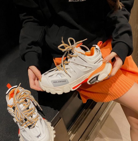 B中间一竖是啥牌子衣服