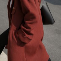 橘红色外套里面搭什么好看 橘红色配什么颜色围巾