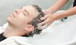 刚洗完头发就有头皮屑是怎么了 为什么刚洗完头发就有头皮屑