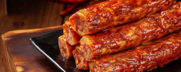 腊肠的肠衣是什么原料做的
