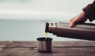 保温杯里的枯燥剂用热水泡了怎么办 保温杯里的枯燥剂用热水泡了的解决方法