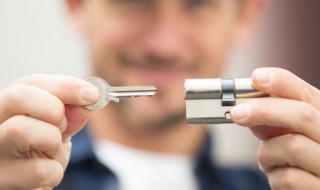 门锁钥匙拔不出来 门锁钥匙拔不出来怎么办