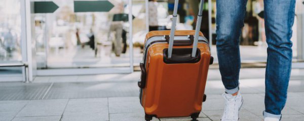 行李箱哪边是放衣服的