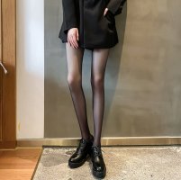 丝袜破洞后怎么补救 丝袜一条线的在前面还是两条线的在前面
