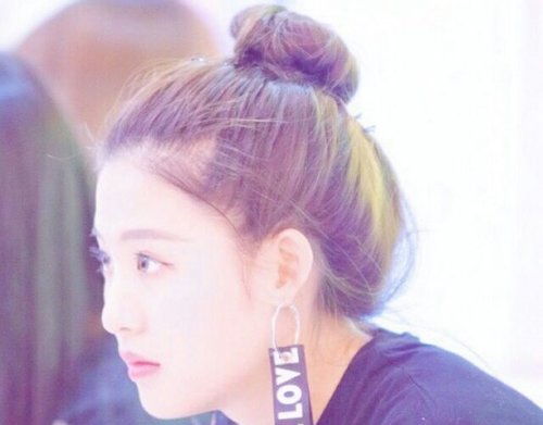 大脸女生无刘海扎丸子头发型