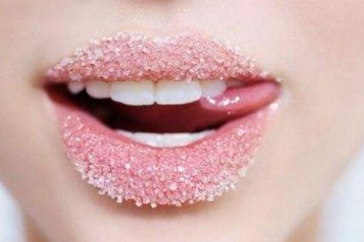 嘴唇干裂脱皮是什么原因？