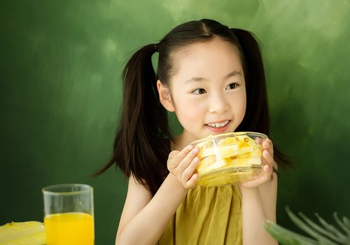 二年级女孩偏分无刘海双马尾辫发型