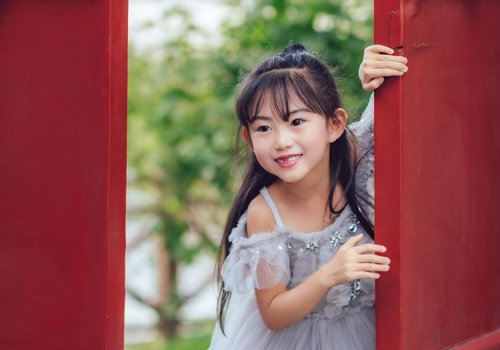 一年级女孩齐刘海半扎丸子头发型