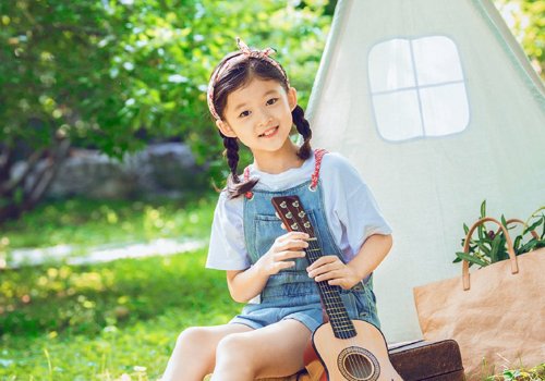 三年级女孩偏分双麻花辫发型