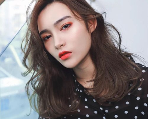瘦脸女生烫头发造型图片 复古风情的长卷发打造
