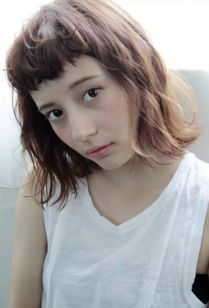 长脸窄额头适合什么发型 女生精选出的流行卷发打造