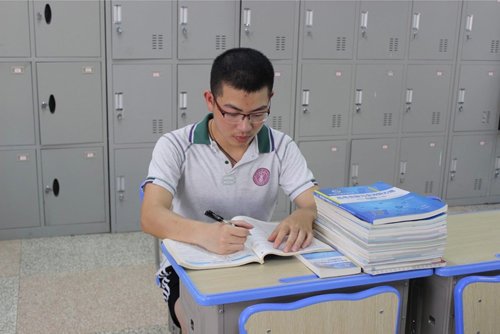 中学男生适合的短发造型 新款短发让你变帅起来