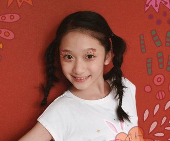 女孩怎样扎头发可以盖住招风耳 耳朵两边扎着两个辫子
