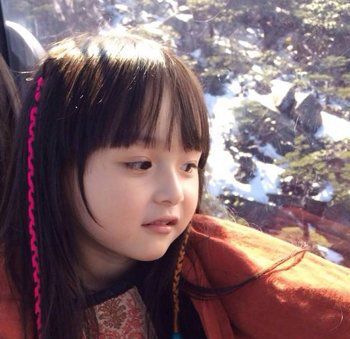 女孩怎样扎头发可以盖住招风耳 耳朵两边扎着两个辫子