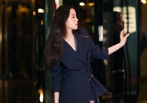 小脸女生中分蛋卷头长发发型