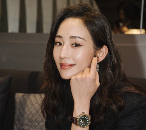 瓜子脸女生气质偏分蛋卷头发型