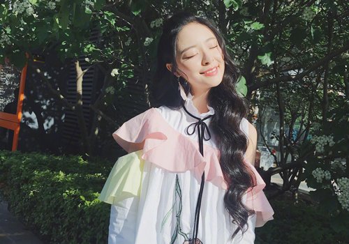 女生黑色露额蛋卷头齐腰长发发型