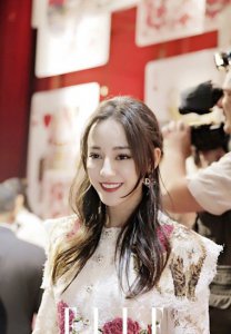 迪丽热巴首参米兰时装周秀 扎公主头出镜玩嗨到爆炸