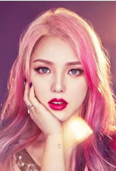 2023年女生流行染什么颜色 值得尝试的女生发色