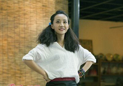 禹童短发低马尾街拍演绎波西米亚唯美风情 明星低马尾扎发也能赢得很漂亮