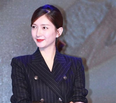 禹童短发低马尾街拍演绎波西米亚唯美风情 明星低马尾扎发也能赢得很漂亮