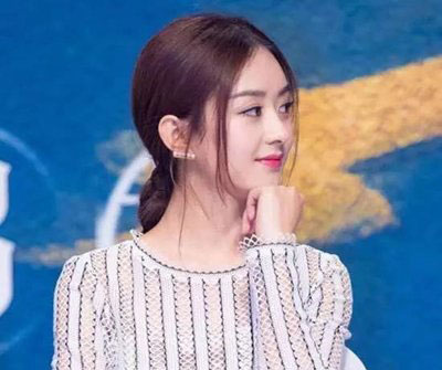 禹童短发低马尾街拍演绎波西米亚唯美风情 明星低马尾扎发也能赢得很漂亮