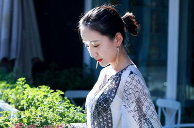 禹童短发低马尾街拍演绎波西米亚唯美风情 明星低马尾扎发也能赢得很漂亮