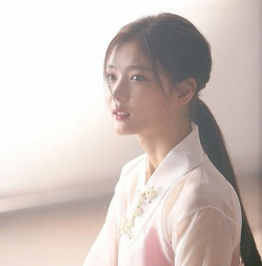 《云画》完胜《托行李箱的女人》 只因梳古装发型的金裕贞太美了