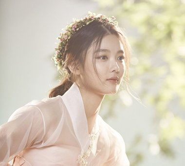 《云画》完胜《托行李箱的女人》 只因梳古装发型的金裕贞太美了