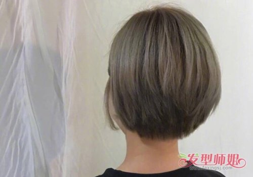 女生后梳立体波波头短发发型