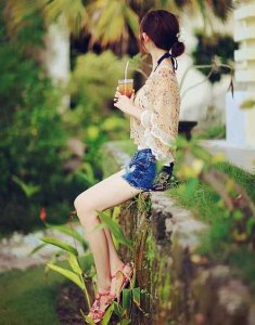 流行减龄丸子头发型 足够甜美迷人