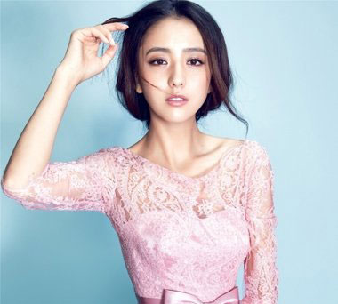 温暖女人味儿当然首选粉嫩 佟丽娅露额发型扎出色