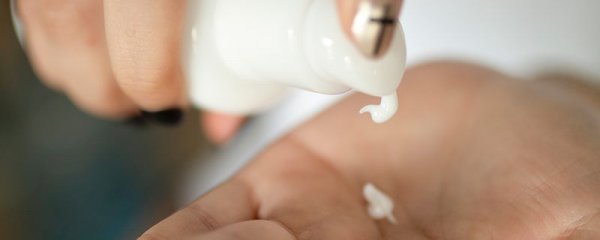 20岁可以用带玻尿酸的水乳吗