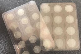 痘痘贴是刺破了在贴吗 痘痘贴是刺破了在贴么
