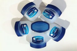 凡士林淡化唇色有用吗 经常用凡士林唇纹明显正常吗