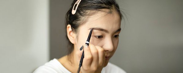 怎么化妆显得眉骨高